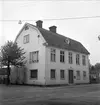 Follingegatan 16 i Skänninge. Här dokumenterat av Östergötlands museum 1952. Vid tiden drev Emil Drammer sin fröhandel i gatuplanet.