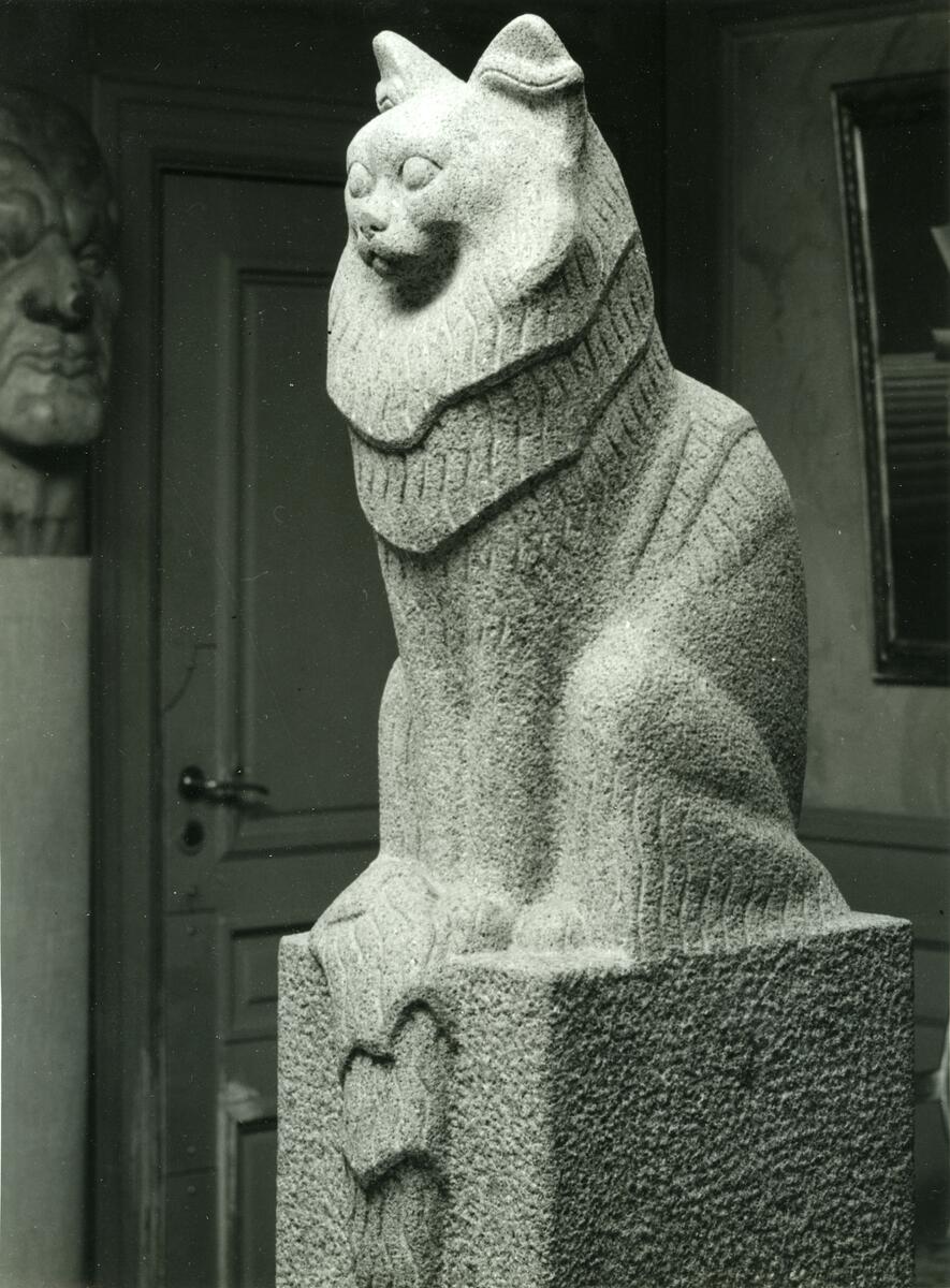 Fotografi av Ellen von Hallwyls kattskulptur Muramaris
Nyreg 20130828 EER