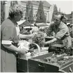 Västerås.
Försäljaren Per Åke Åkerlind på Stora torget 1947.