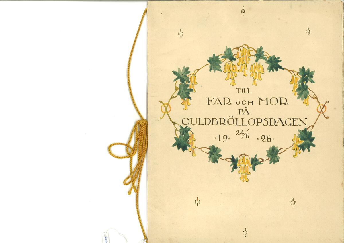 Häfte med dikt, på framsidan en gullvivekrans, målat i akvarell. Inuti kransen en text "TILL FAR OCH MOR PÅ GULDBRÖLLOPSDAGEN 24/6 1926" På baksidan av häftet en signatur "A. KÄHR-HALLEHN". Bundet med gult tvinnat garn, knutet i en rosett.