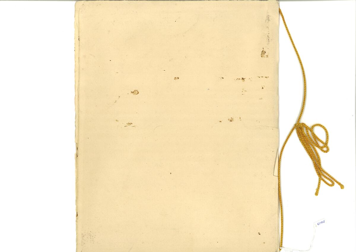 Häfte med dikt, på framsidan en gullvivekrans, målat i akvarell. Inuti kransen en text "TILL FAR OCH MOR PÅ GULDBRÖLLOPSDAGEN 24/6 1926" På baksidan av häftet en signatur "A. KÄHR-HALLEHN". Bundet med gult tvinnat garn, knutet i en rosett.