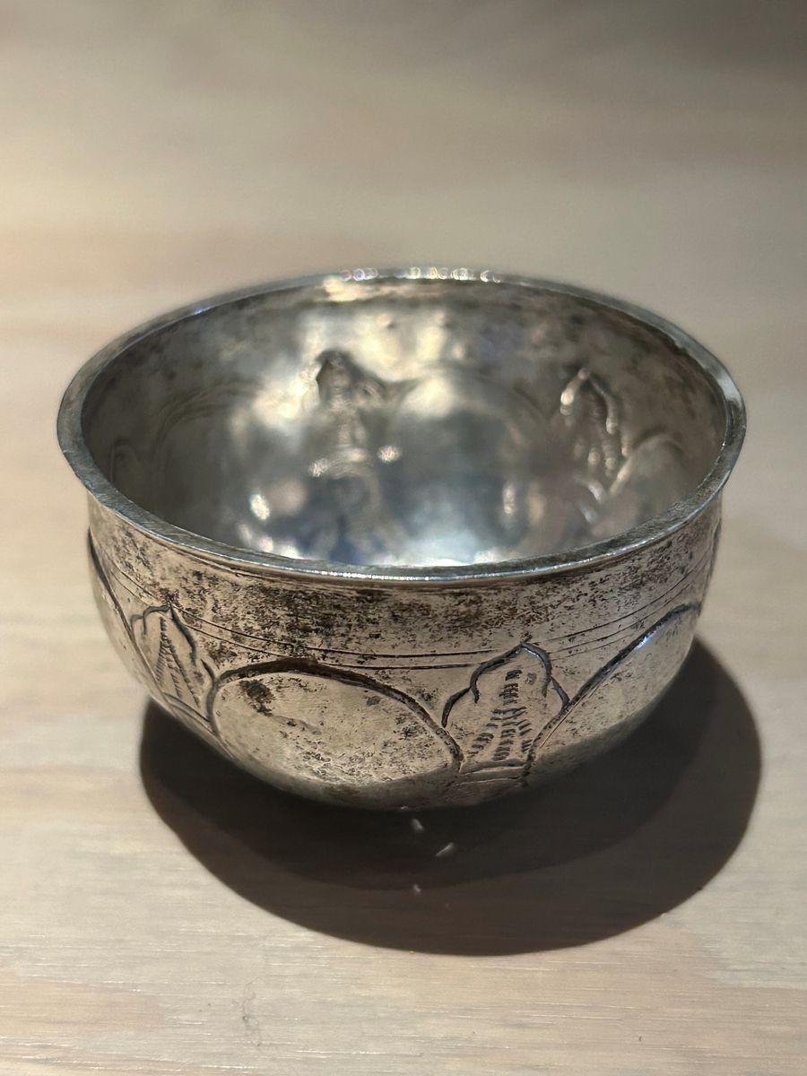 Supkopp av silver med driven och punsad ornering