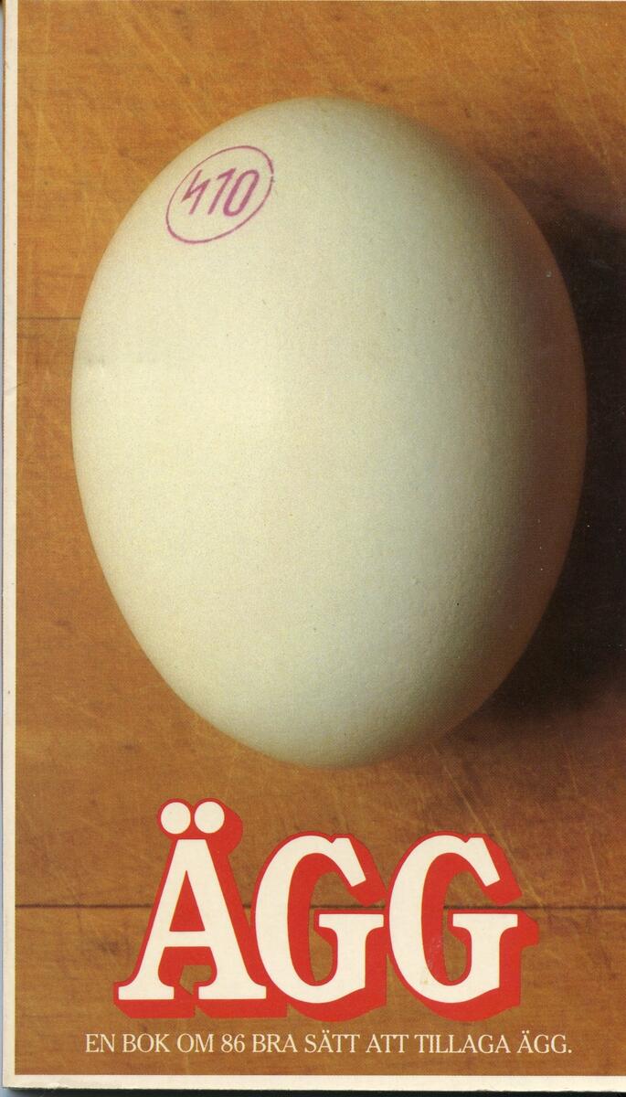 Limmat häfte med instruktioner och tips på olika sätt att tillaga ägg, 1980. Titel: ÄGG, En bok om 86 bra sätt att tillaga ägg. Utgiven av Svensk Ägghandel. Del av samling föremål som inkommit till Gotlands Katthem, varifrån de inlämnades till museet.