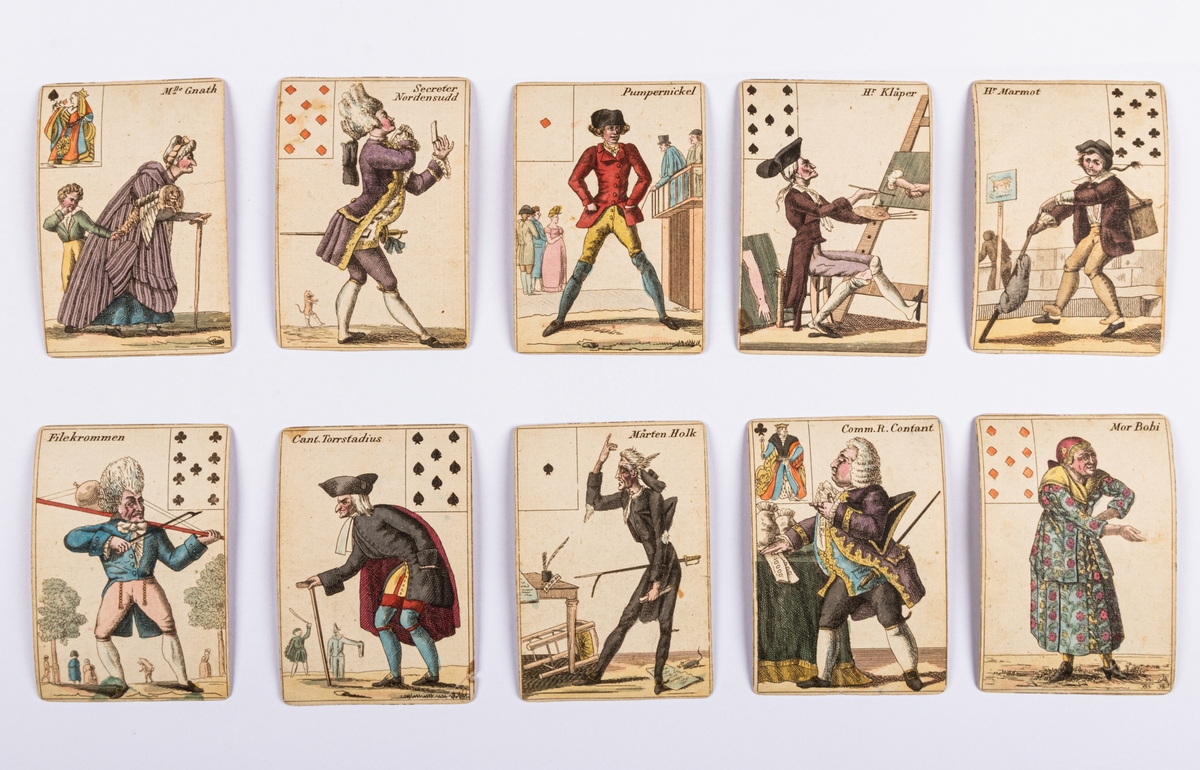 Kortlek från omkr. 1823, okänd tillverkare,
Stockholm. Piquet. Vit, s.k. konstkort. 31 kort ur 32-kortslek (Spader kung saknas). " Tokroliga Spel-kort". Kopierande ( Trol. av Elias Chiewitz) efter fransk förebild:
Ruter 10 och 9 Svenska original. Kortens  franska namn ersatta med sådana som voro bekanta  i Sverige  från Stockholms teatrar, i några fall tagna från  F. Cederborghs roman "Ottar Tralling".