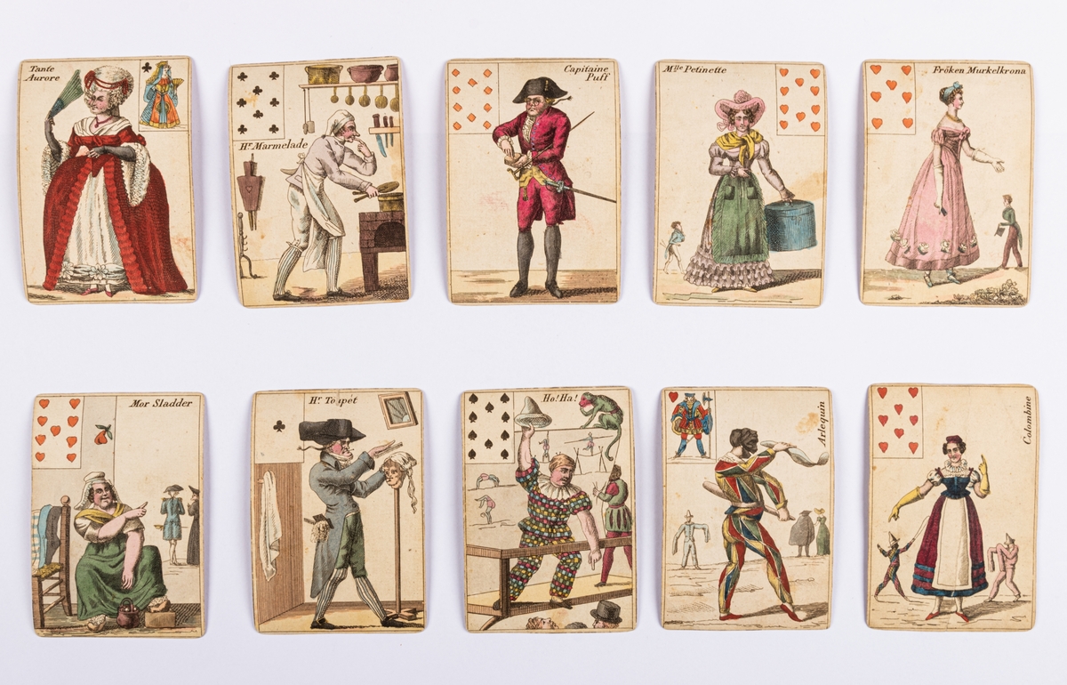 Kortlek från omkr. 1823, okänd tillverkare,
Stockholm. Piquet. Vit, s.k. konstkort. 31 kort ur 32-kortslek (Spader kung saknas). " Tokroliga Spel-kort". Kopierande ( Trol. av Elias Chiewitz) efter fransk förebild:
Ruter 10 och 9 Svenska original. Kortens  franska namn ersatta med sådana som voro bekanta  i Sverige  från Stockholms teatrar, i några fall tagna från  F. Cederborghs roman "Ottar Tralling".