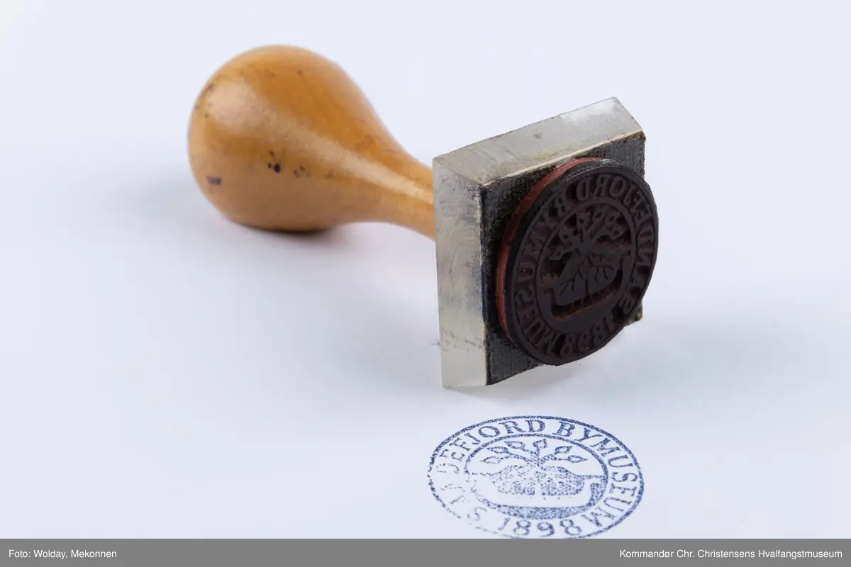 Stempel med trehåndtak. SANDEFJORD BYMUSEUM 1898