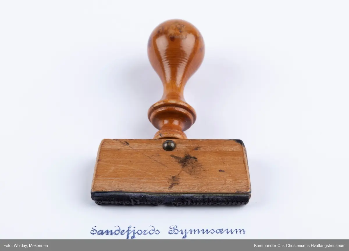 Stempel med trehåndtak. Sandefjord bymuseum