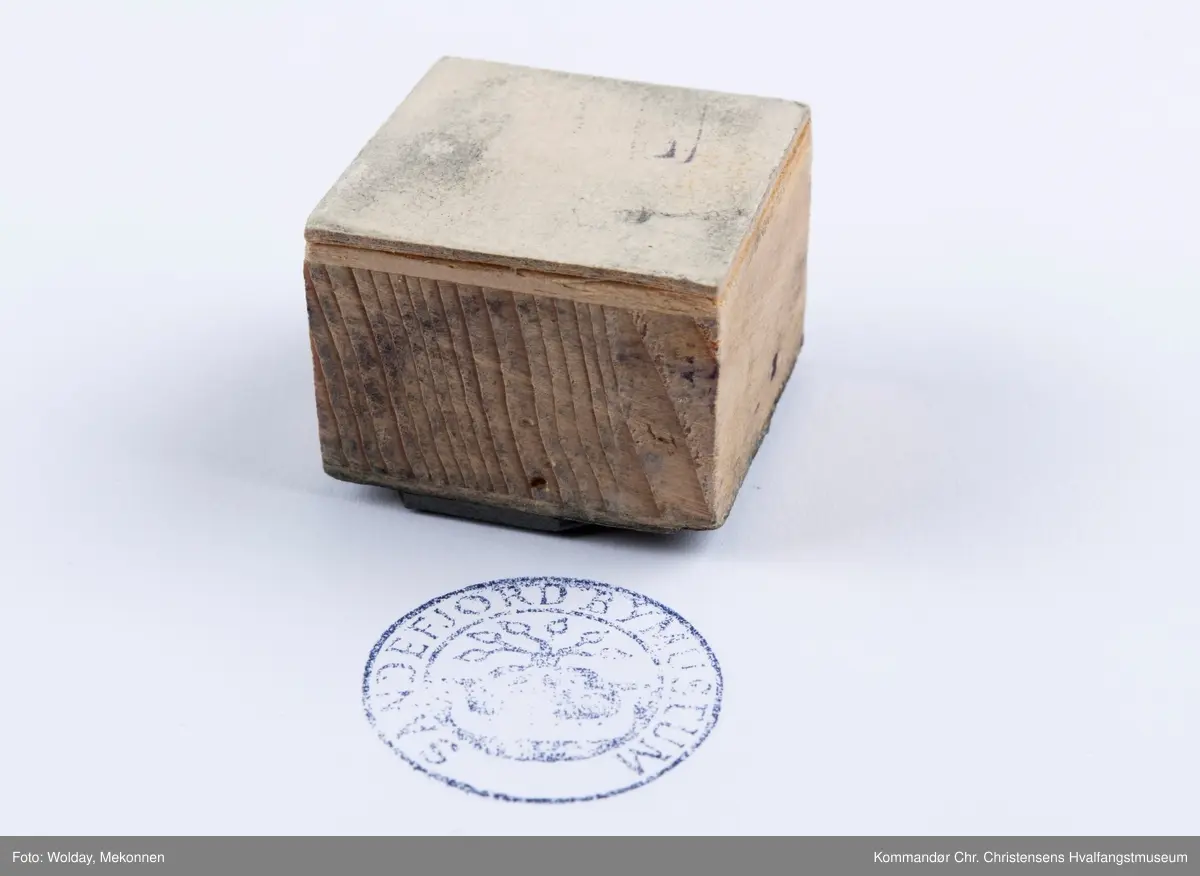 Stempel, liten trekloss. SANDEFJORD BYMUSEUM 1957