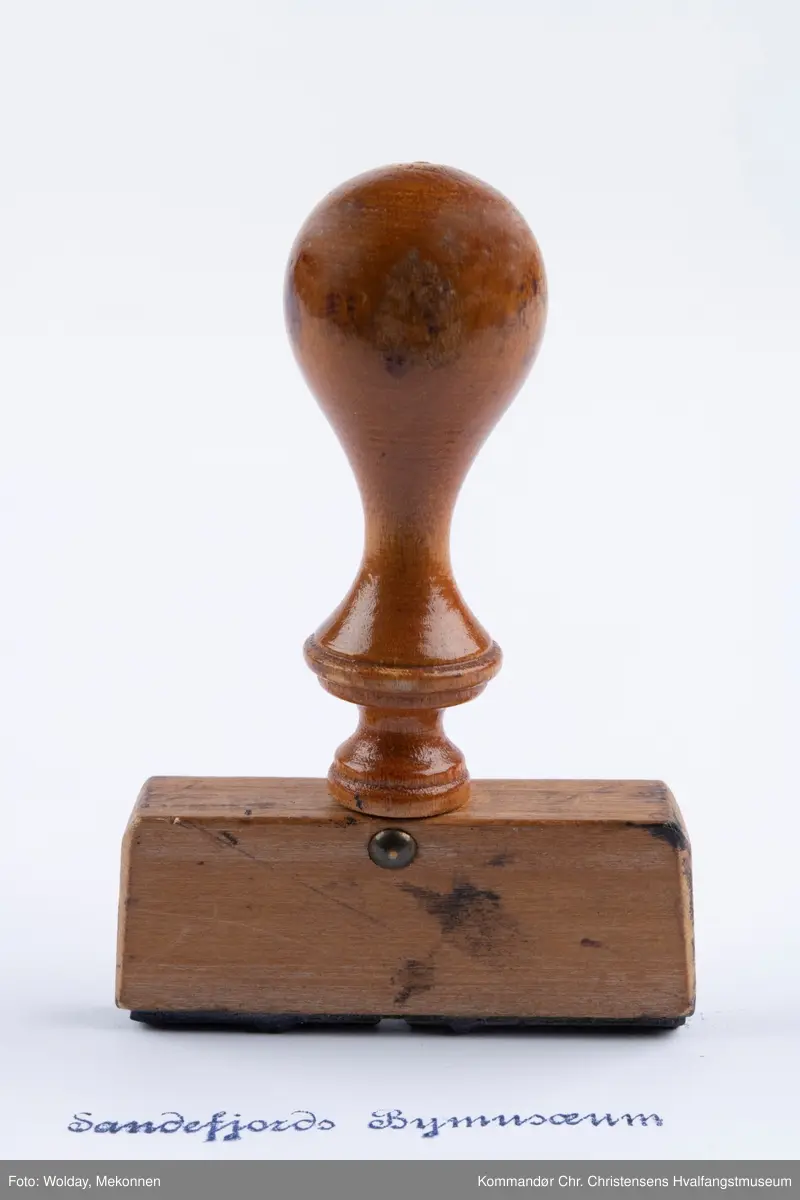Stempel med trehåndtak. Sandefjord bymuseum