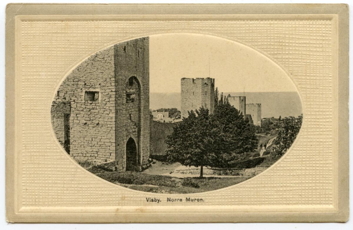 Vykort med bild av Visby, Norra delen av Ringmuren. Kortet skrivet 1913/12/24. Bildtext på framsidan: "Visby. Norra Muren." Kortet adresserat till "Herr Gunnar Närsten, Wismarsgränd 7, Wisby. Meddelandet på baksidan är skrivet huller om buller i olika stycken och åt olika håll. Del av samling pappersmaterial från samma givare som donerades till museet år 1998.