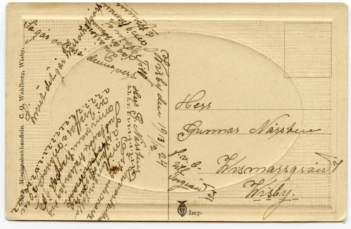 Vykort med bild av Visby, Norra delen av Ringmuren. Kortet skrivet 1913/12/24. Bildtext på framsidan: "Visby. Norra Muren." Kortet adresserat till "Herr Gunnar Närsten, Wismarsgränd 7, Wisby. Meddelandet på baksidan är skrivet huller om buller i olika stycken och åt olika håll. Del av samling pappersmaterial från samma givare som donerades till museet år 1998.