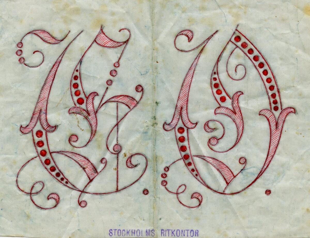 Broderimönster, ljusblått/grått papper, förvaras i ett ljusgrått kuvert. Okänd ålder. Kuvertet märkt med blyerts; "Monogram E.O". Motiv: olika monogram i rött och svart; "EO", "EM" samt "GERD". Papperna är något nötta. Del av en samling textilmönster från samma donation, förvaras i en mapp (C25324_1).