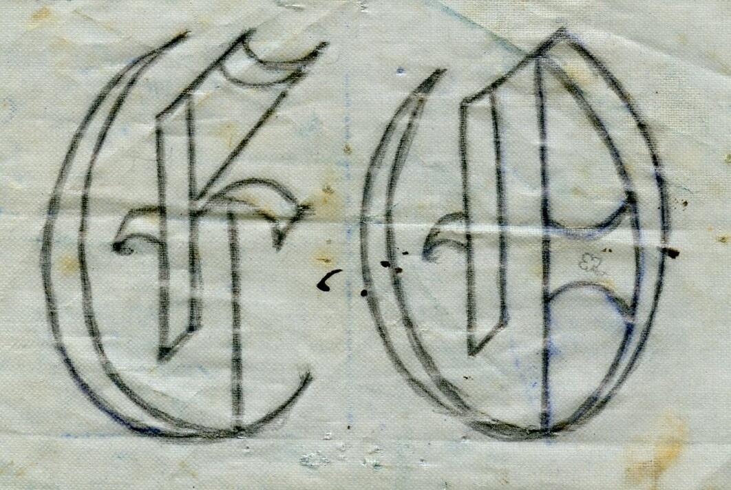 Broderimönster, ljusblått/grått papper, förvaras i ett ljusgrått kuvert. Okänd ålder. Kuvertet märkt med blyerts; "Monogram E.O". Motiv: olika monogram i rött och svart; "EO", "EM" samt "GERD". Papperna är något nötta. Del av en samling textilmönster från samma donation, förvaras i en mapp (C25324_1).