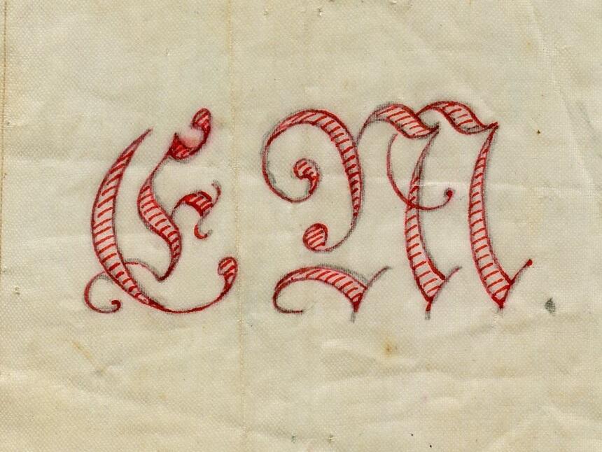 Broderimönster, ljusblått/grått papper, förvaras i ett ljusgrått kuvert. Okänd ålder. Kuvertet märkt med blyerts; "Monogram E.O". Motiv: olika monogram i rött och svart; "EO", "EM" samt "GERD". Papperna är något nötta. Del av en samling textilmönster från samma donation, förvaras i en mapp (C25324_1).