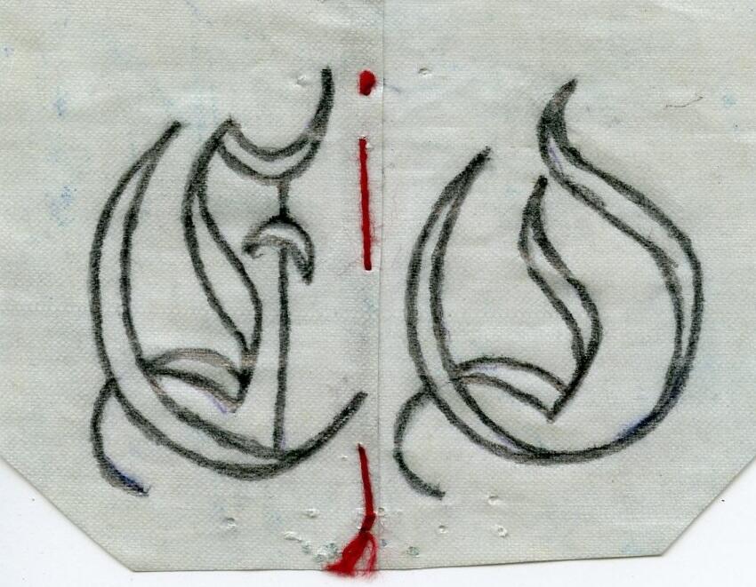 Broderimönster, ljusblått/grått papper, förvaras i ett ljusgrått kuvert. Okänd ålder. Kuvertet märkt med blyerts; "Monogram E.O". Motiv: olika monogram i rött och svart; "EO", "EM" samt "GERD". Papperna är något nötta. Del av en samling textilmönster från samma donation, förvaras i en mapp (C25324_1).