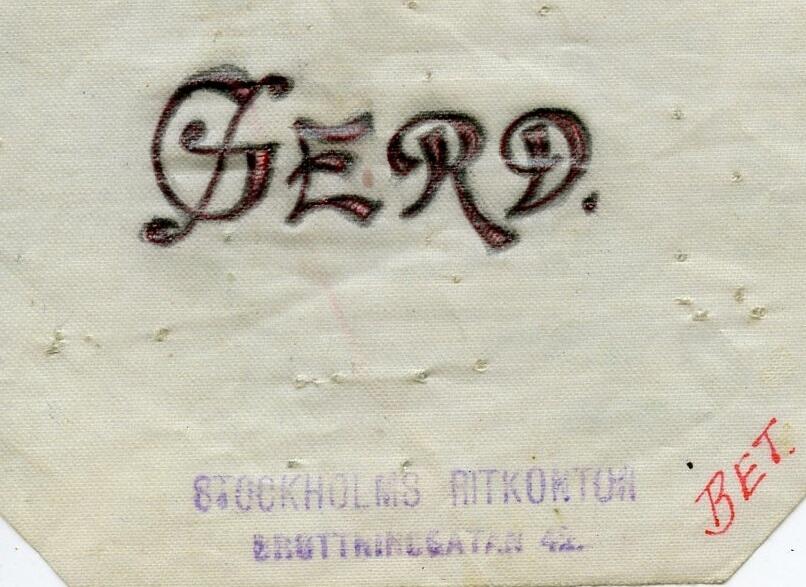 Broderimönster, ljusblått/grått papper, förvaras i ett ljusgrått kuvert. Okänd ålder. Kuvertet märkt med blyerts; "Monogram E.O". Motiv: olika monogram i rött och svart; "EO", "EM" samt "GERD". Papperna är något nötta. Del av en samling textilmönster från samma donation, förvaras i en mapp (C25324_1).