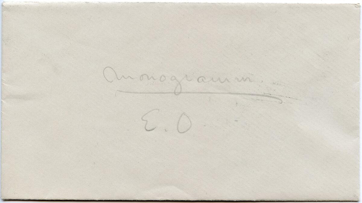 Broderimönster, ljusblått/grått papper, förvaras i ett ljusgrått kuvert. Okänd ålder. Kuvertet märkt med blyerts; "Monogram E.O". Motiv: olika monogram i rött och svart; "EO", "EM" samt "GERD". Papperna är något nötta. Del av en samling textilmönster från samma donation, förvaras i en mapp (C25324_1).