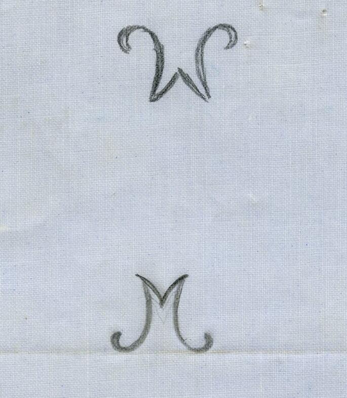 Broderimönster, ljusblått/grått papper, 11 st. i olika storlekar. Okänd ålder. Motiv: olika monogram; "M" och "MG" i olika varianter och konstellationer. Papperna något nötta, en del med permanenta veck efter att ha legat vikta under lång tid. Del av en samling textilmönster från samma donation, förvaras i en mapp (C25324_1).