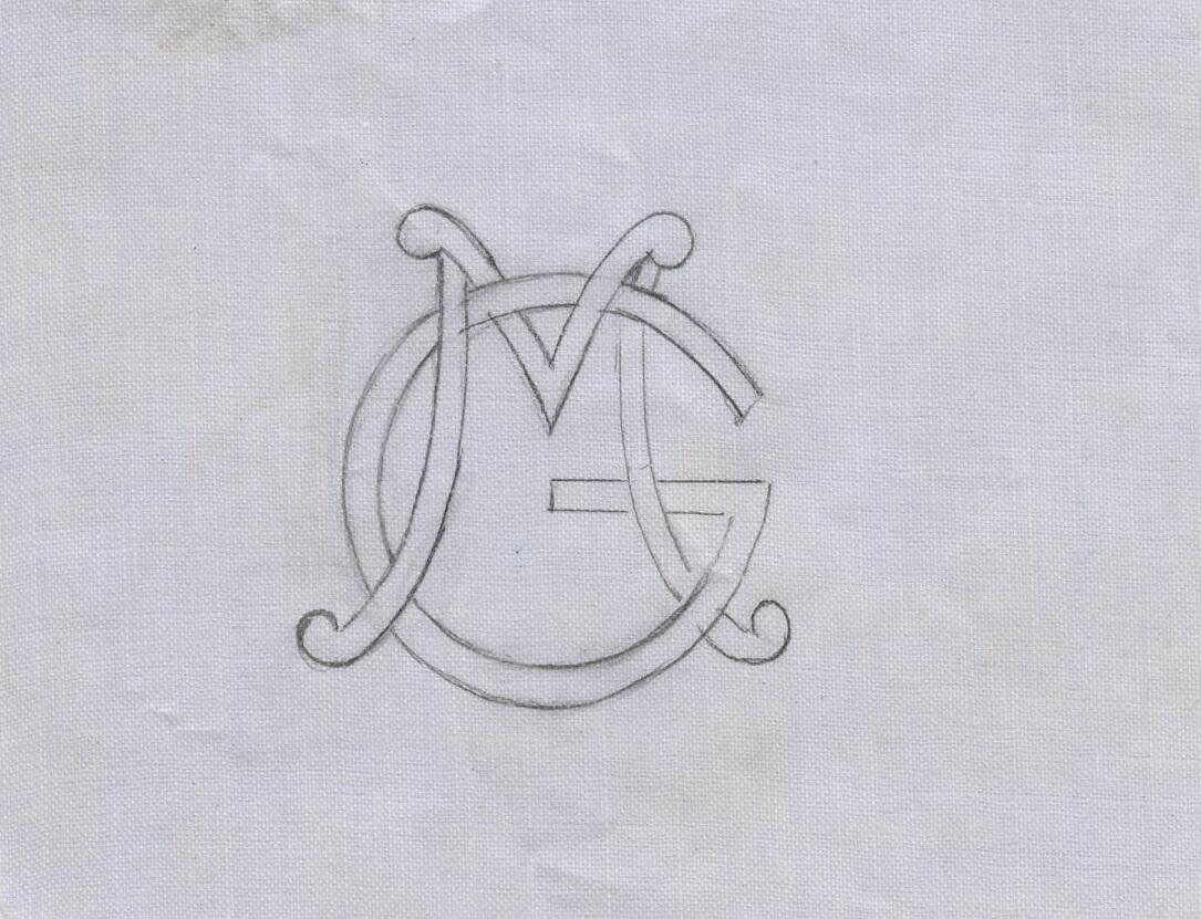 Broderimönster, ljusblått/grått papper, 11 st. i olika storlekar. Okänd ålder. Motiv: olika monogram; "M" och "MG" i olika varianter och konstellationer. Papperna något nötta, en del med permanenta veck efter att ha legat vikta under lång tid. Del av en samling textilmönster från samma donation, förvaras i en mapp (C25324_1).