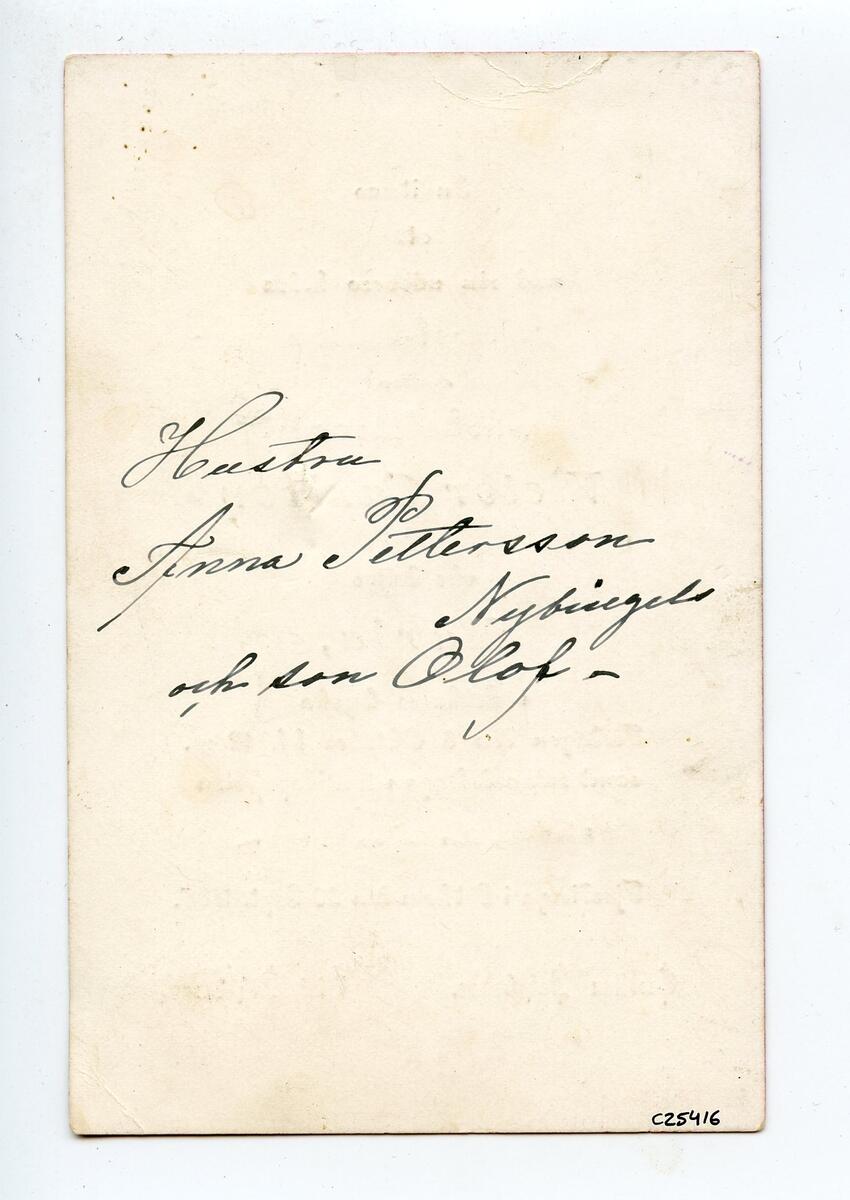 Inbjudan till vigsel mellan folkskollärare Victor Carlson och Maria Jakobsson i Gothems kyrka, Fredagen den 8 Oktober 1886. Tryckt, svart text mot ljusblå botten. Kortet har en smal, röd ram runt kanten. Vit baksida, adresserat till "Husfru Anna Pettersson [svårtytt ord] och son Olof", handskriven text. Förvaras i en blårandig papperspåse (C25419) ihop med flera kort (C25413, C25414, C25415, C25417 och C25418). Del av donation från samma givare.