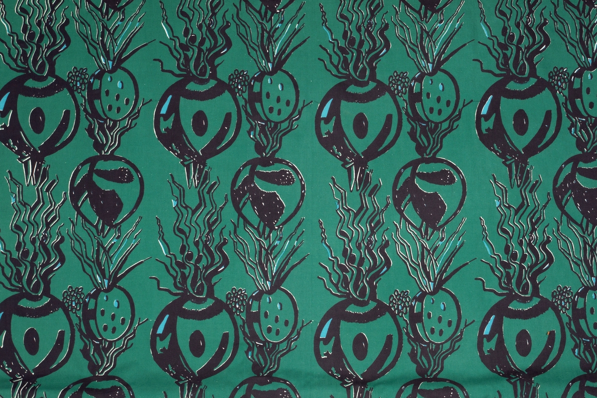 Håndtrykket mønstermotiv på vevd bomull. Stofftrykket er bortimot heldekkende mot det hvite bunnstoffet, med et motiv av røtter og spirer i sort og lyseblått med grønn bakgrunn.