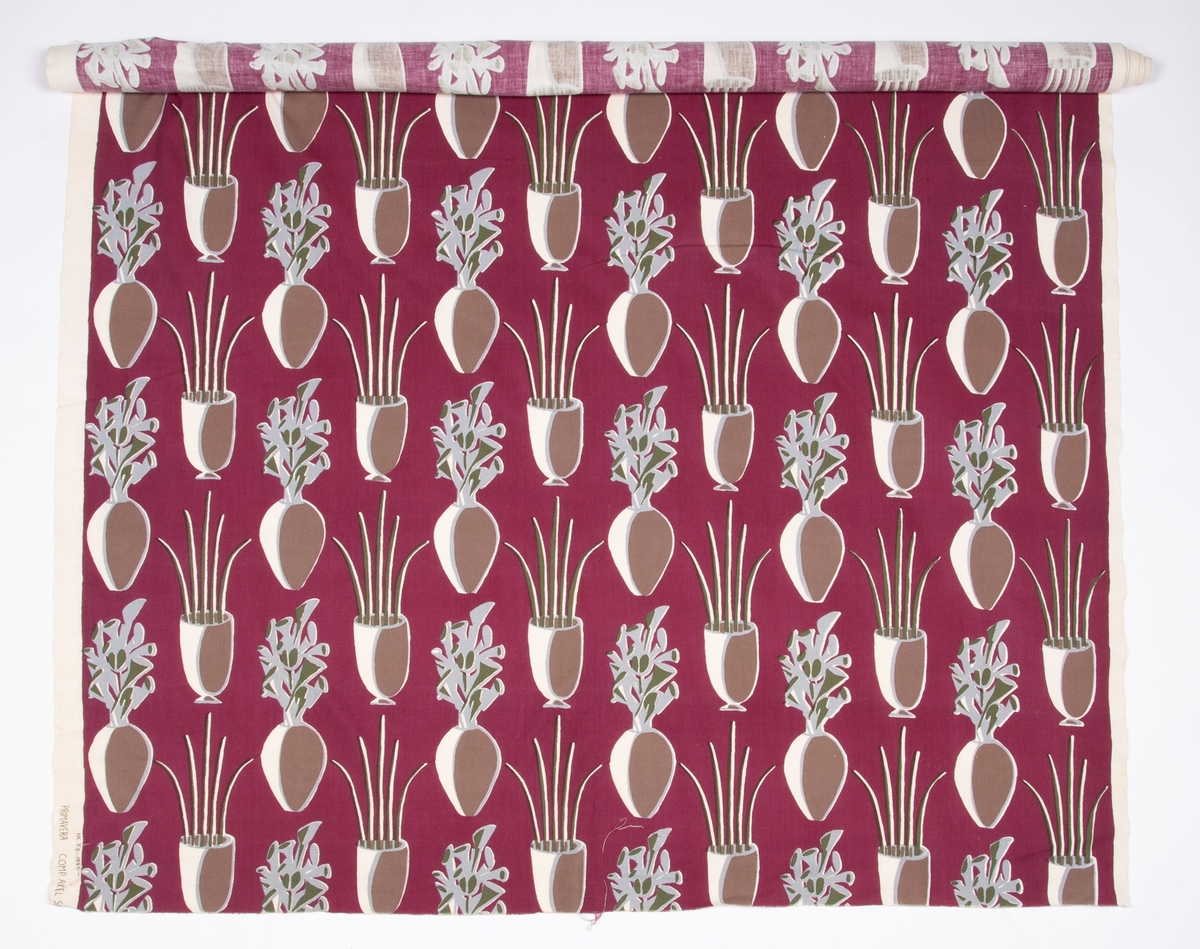 Håndtrykket mønstermotiv på vevd bomull. Rapporten består av to ulike vaser med planter i grått, brunt, grønt og hvitt mot burgunderrød bunnfarge.

Designet har nummer 7383 hos produsenten.