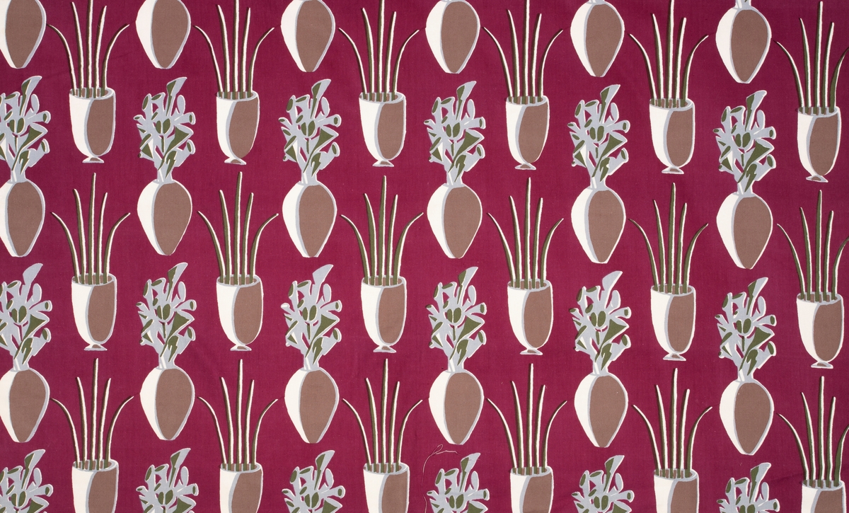 Håndtrykket mønstermotiv på vevd bomull. Rapporten består av to ulike vaser med planter i grått, brunt, grønt og hvitt mot burgunderrød bunnfarge.

Designet har nummer 7383 hos produsenten.