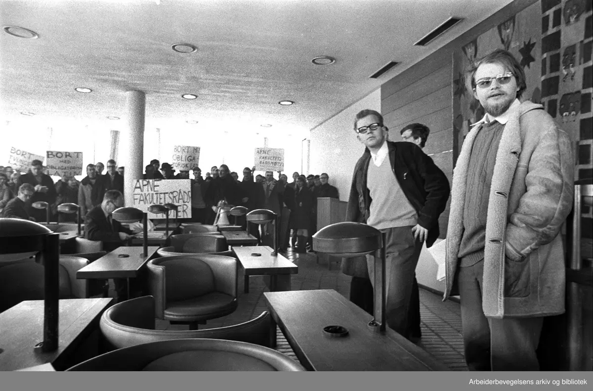 Demonstrerende studenter avbrøt fakultetsrådsmøtet ved Det Historisk-Filosofiske fakultet på Blindern. Thomas Krogh (t.h.) og Helge Høibråten. Mars 1969