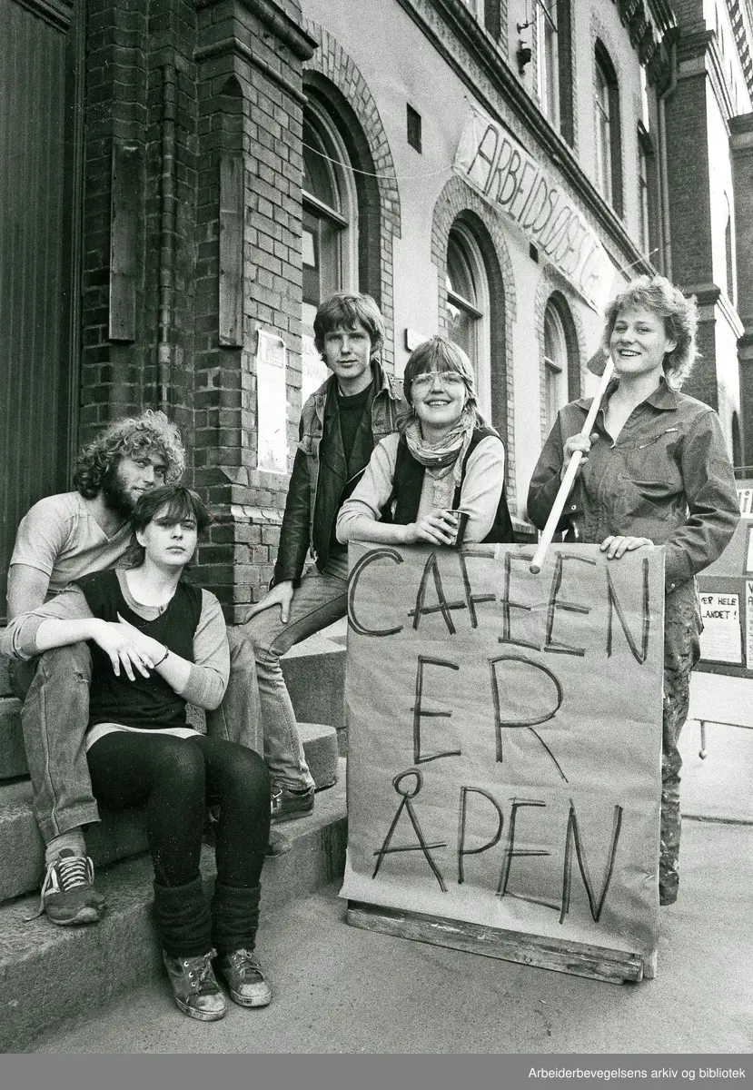 Arbeidsløses Café. Fem av okkupantene utenfor Arbeidsformidlingens gamle lokaler i Storgata 36. Fra venstre Frederic Hauge, Monica Frey, Eystein Ruud, Toril Paulsen og Ingvild Ås. April 1984.