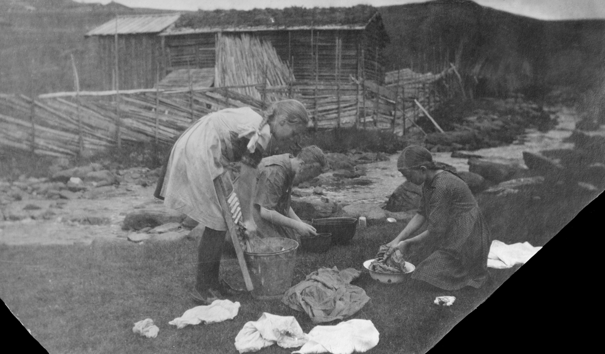 Oppland, Vestre Gausdal. Klesvask ved bekken i jerngryte, vaskevannsfat og bøtte. Vaskebrett i bøtta