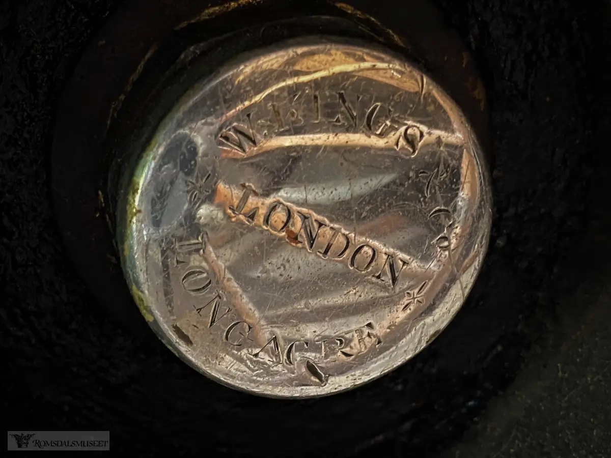 Staffering, tynne gule striper og profiler.