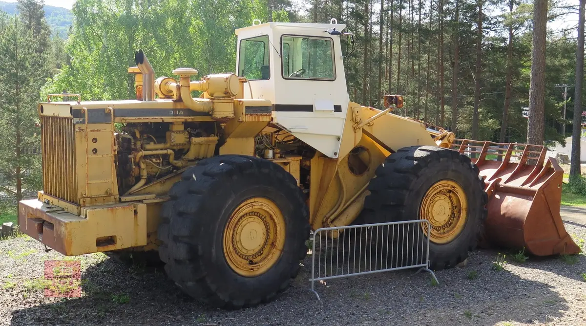 International H-400C Payloader. Hjullaster på 4 hjul, antatt 4-hjuls drift. Gul og svart. Motoren er en turboladet V12 Cummins type VT1710C-635. Dette er en 4-takts diesel med et cylindervolum på 1710 cu. in. (28 liter), Effekt 473.5 kw (635 hp). Skuffa rommer ni kubikkmeter.
Girkasse fra International Harvester, modellbetegnelse P-600S (to-trinns). Merking fra produsent og første bruker.