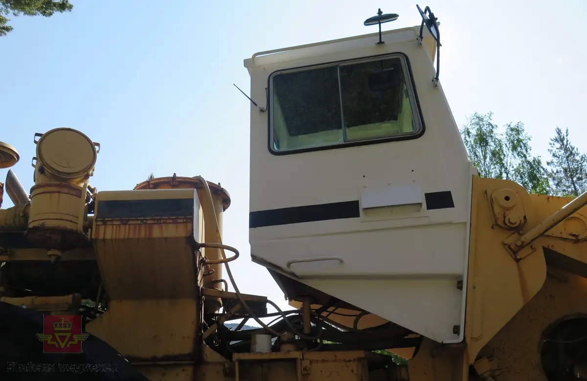 International H-400C Payloader. Hjullaster på 4 hjul, antatt 4-hjuls drift. Gul og svart. Motoren er en turboladet V12 Cummins type VT1710C-635. Dette er en 4-takts diesel med et cylindervolum på 1710 cu. in. (28 liter), Effekt 473.5 kw (635 hp). Skuffa rommer ni kubikkmeter.
Girkasse fra International Harvester, modellbetegnelse P-600S (to-trinns). Merking fra produsent og første bruker.