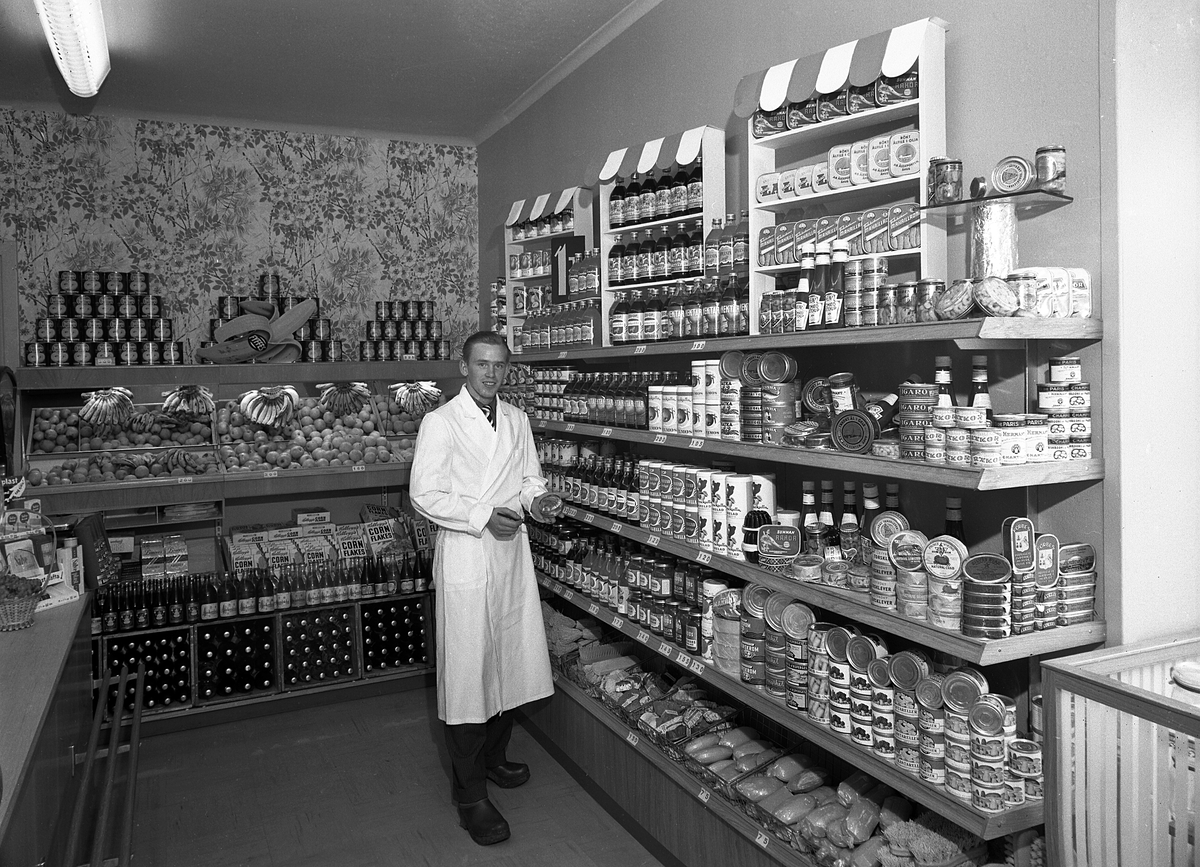 Serie bilder från konsumbutiken i hörnet av Storgatan-Snickaregatan i Linköping. Fotografen var där i augusti månad 1954, rimligtvis i samband med öppnandet eller när ny butiksinnehavare tillträdde. Handlarens identitet har i klargjorts.