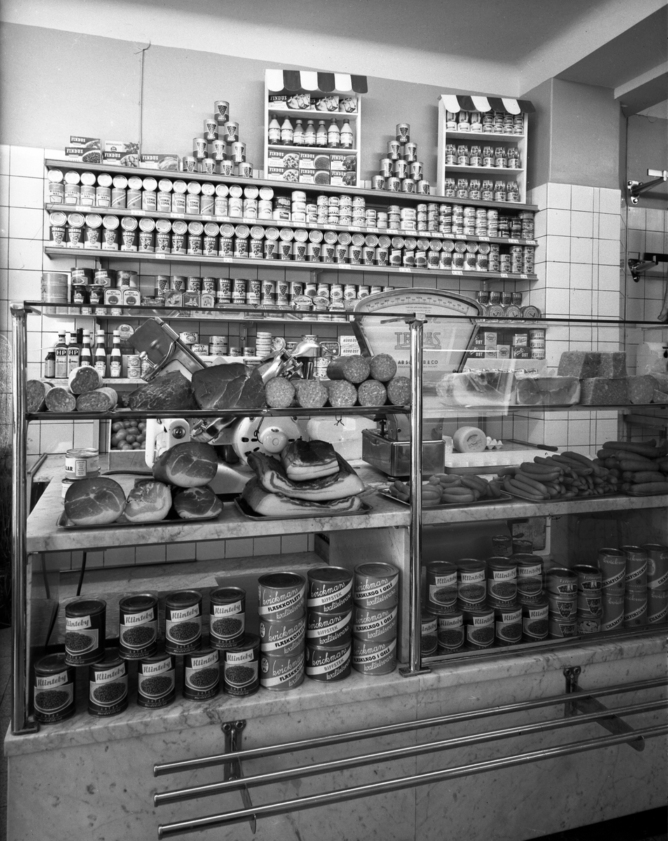 Serie bilder från konsumbutiken i hörnet av Storgatan-Snickaregatan i Linköping. Fotografen var där i augusti månad 1954, rimligtvis i samband med öppnandet eller när ny butiksinnehavare tillträdde. Handlarens identitet har i klargjorts.