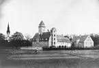 Trots brister ger fotografiet oss ändå en god uppfattning om Linköpings då nya brandstation vid tiden för färdigställandet 1915. Således krigsår och brist på livsmedel, varför stadsjordarna självfallet inte låg obrukade.