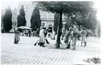 Västerås.
Kapitelhjonen städar på Stora torget.