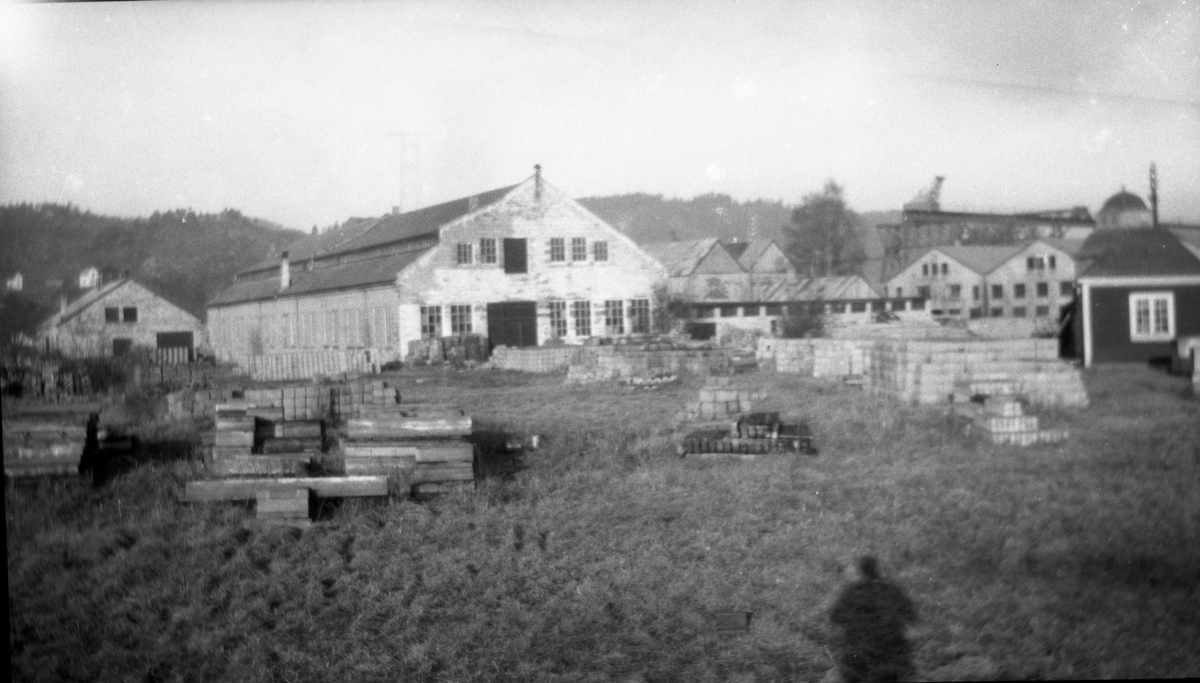 Foto av Porsgrunn sementstøperi.

Fotosamling etter fotograf og kringkastingsmann Rikard W. Larsson (31.12.1924 - 08.06.2015).