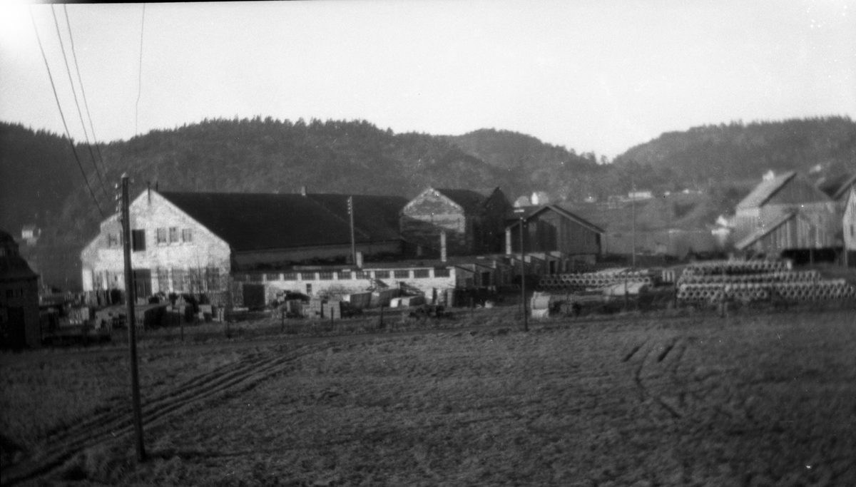 Foto av Porsgrunn sementstøperi.

Fotosamling etter fotograf og kringkastingsmann Rikard W. Larsson (31.12.1924 - 08.06.2015).