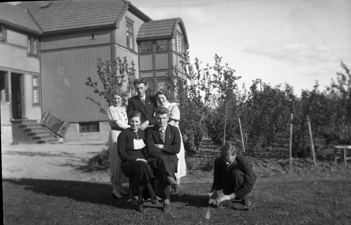 Foto av familiegruppe med katt i hagen.

Fotosamling etter fotograf og kringkastingsmann Rikard W. Larsson (31.12.1924 - 08.06.2015).