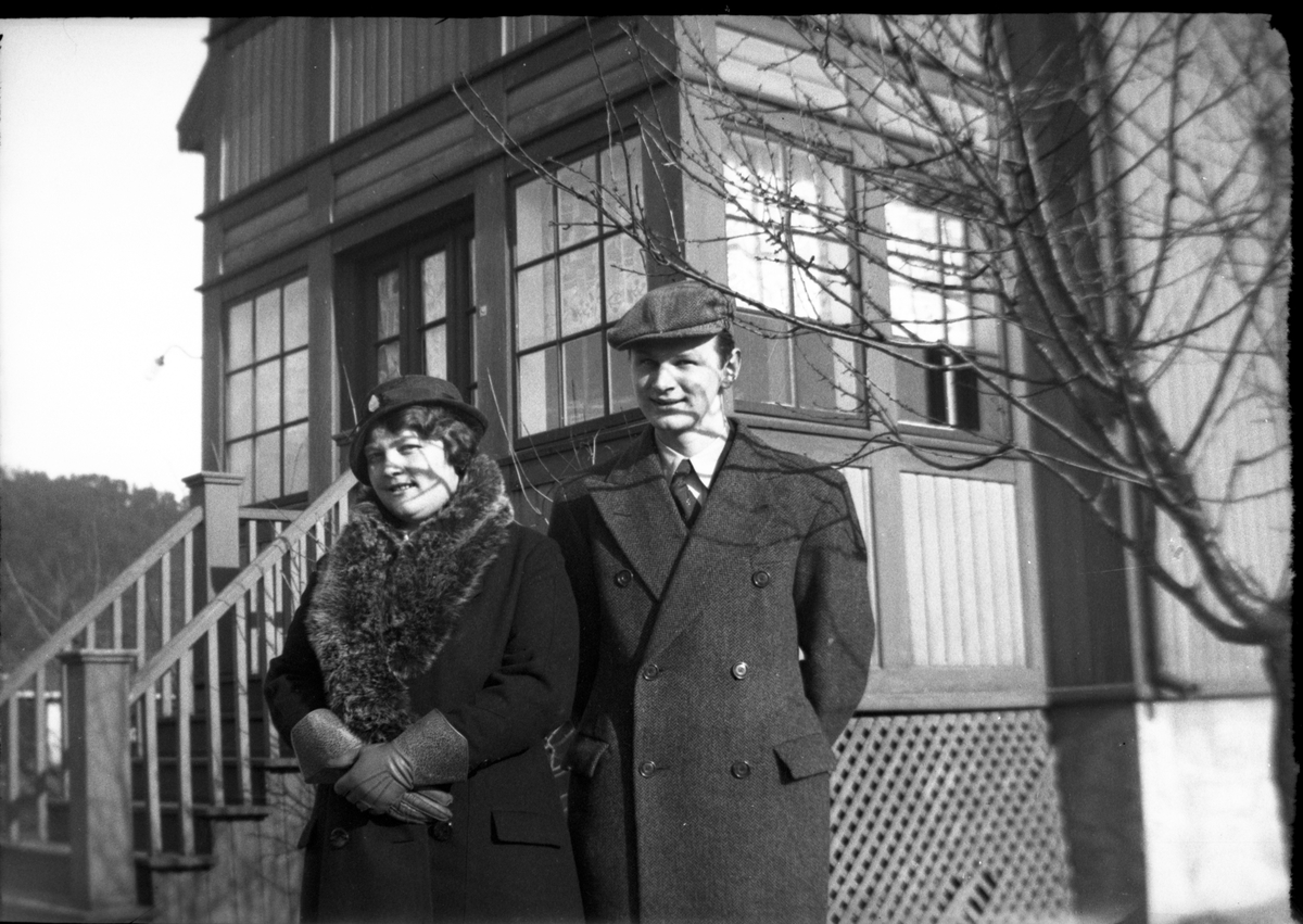 Foto av et par i hagen.

Fotosamling etter fotograf og kringkastingsmann Rikard W. Larsson (31.12.1924 - 08.06.2015).
