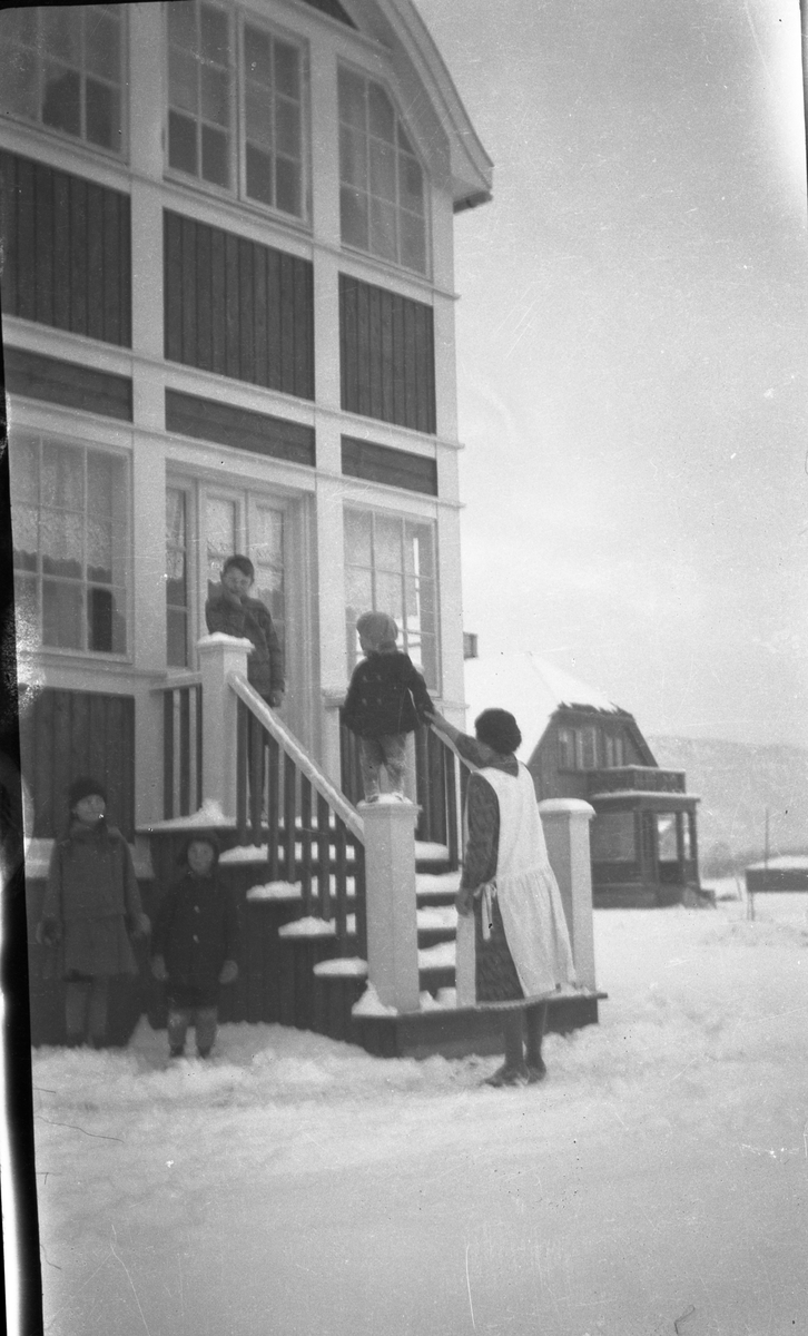 Foto av barn ved trapp. Vinterbilde

Fotosamling etter fotograf og kringkastingsmann Rikard W. Larsson (31.12.1924 - 08.06.2015).