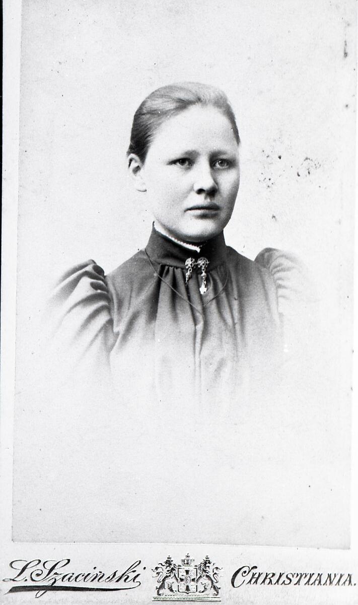 Halvportett av kvinne