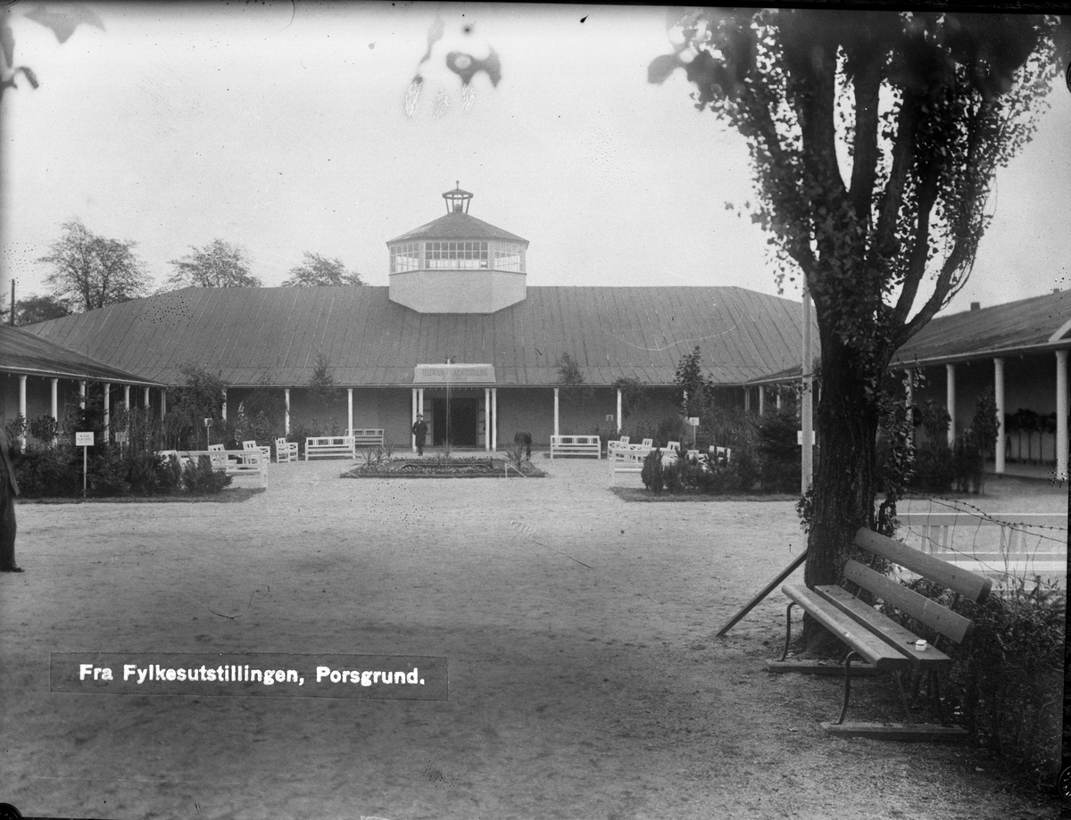 Foto fra fylkesutstillingen Porsgrunn.

Fotosamling etter fotograf og kringkastingsmann Rikard W. Larsson (31.12.1924 - 08.06.2015).