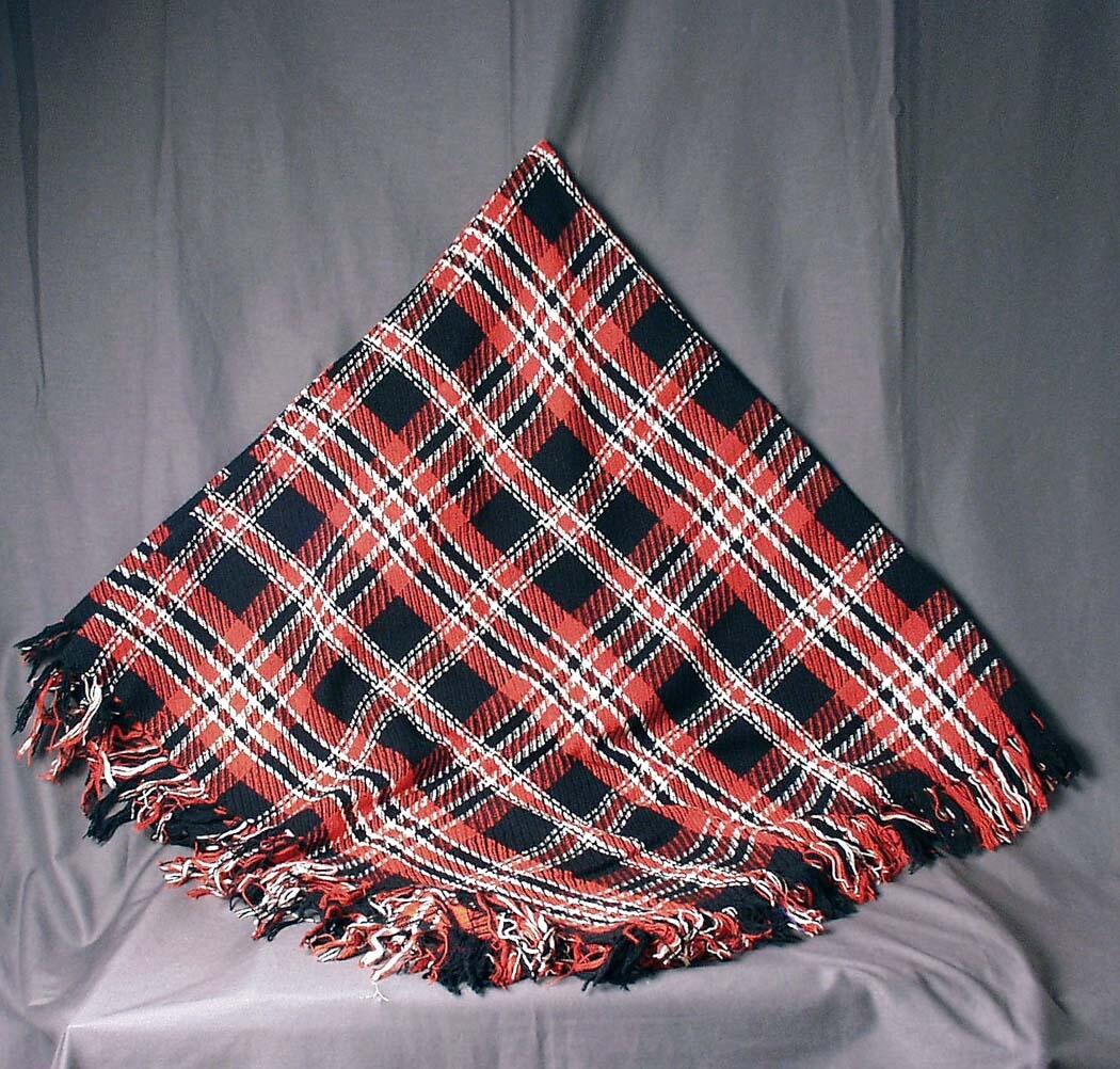 GÅVA FRÅN GUNNAR JAKOBSSON, HEJDES, FRÖJEL. 164 x 158 CM UTAN FRANS.  YLLE. VARP OCH INSLAG: TVÅTRÅDIGT, HANDSPUNNET YLLEGARN. KYPERTVARIATION I ÅTTA SKAFT, RUTIG I RÖTT, VITT OCH SVART. FRANS KNUTEN AV VARP, REPS. INSLAG.  (OMkr. 1880. A. BLOCK). ( FRÅN ÖSTERSTUGAN, ÖSTRA VÄGGEN I BYRÅ, PS. 1050 ).