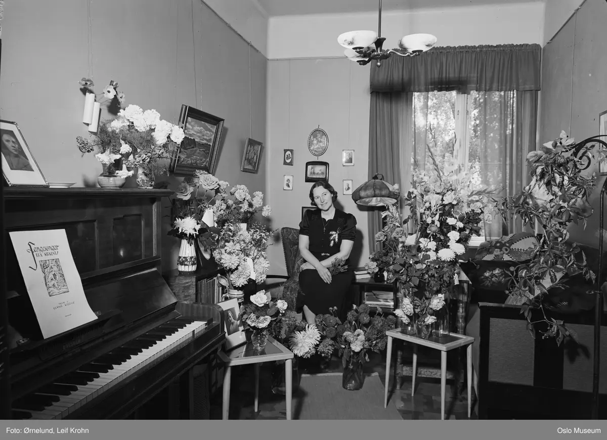 leilighet, interiør, kvinne, oversykepleier, jubilant, blomsterbuketter, piano