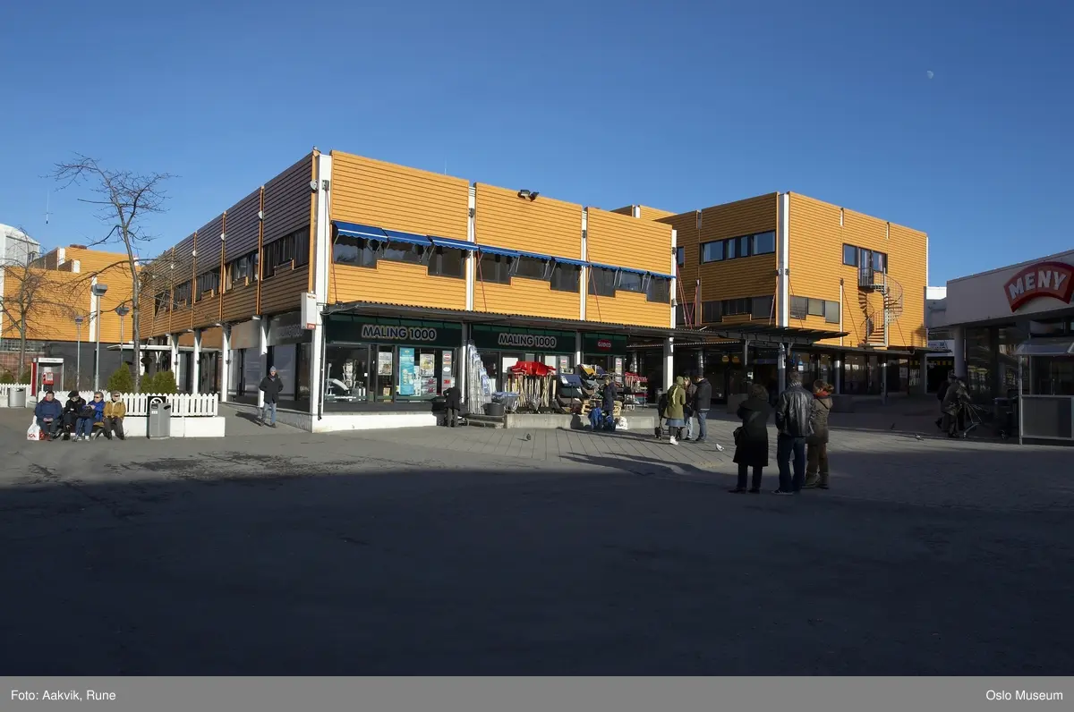 Holmlia senter, forretningsbygg, mennesker