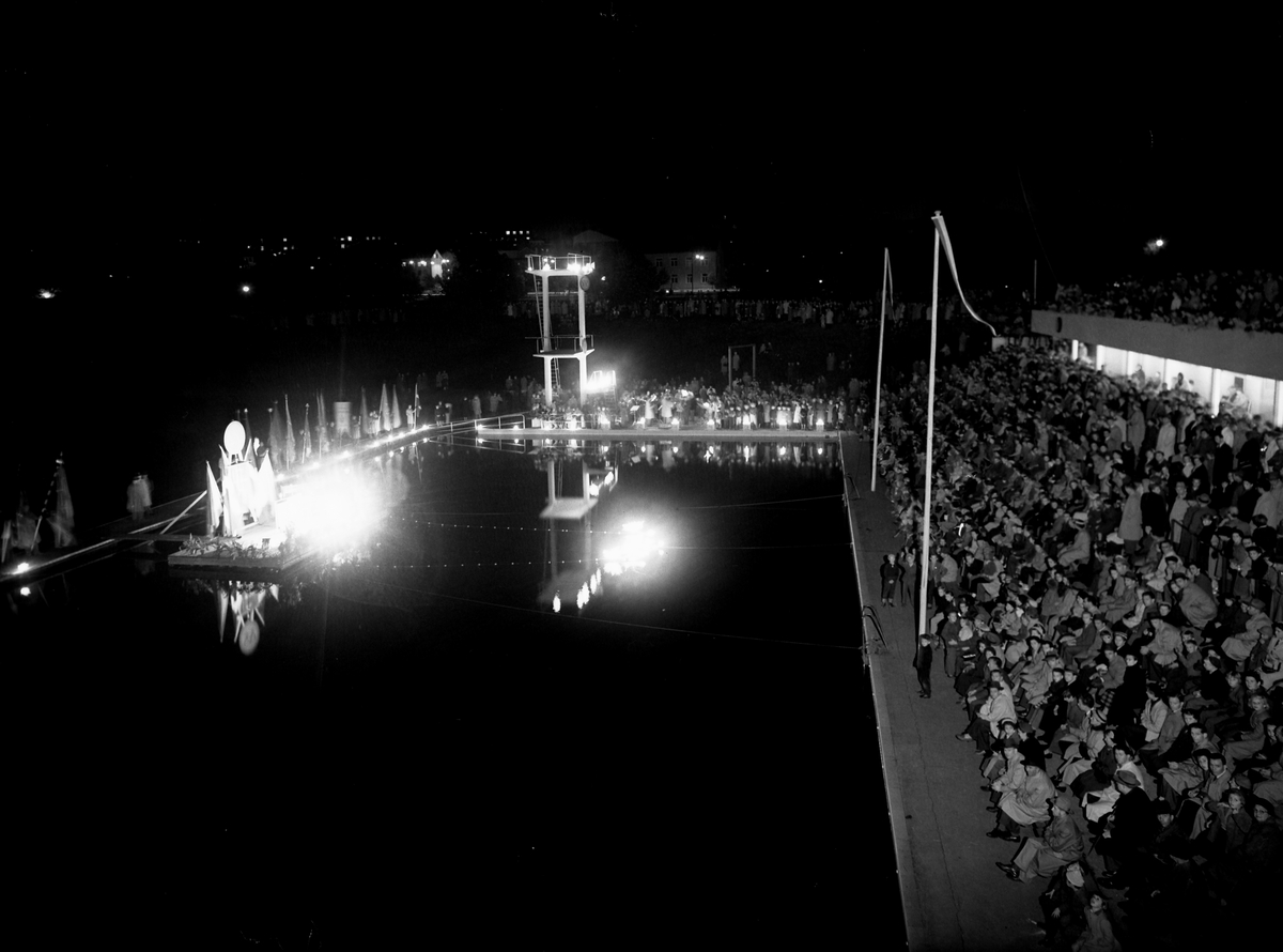 Kvällen före valdagen 1954 höll Socialdemokraterna eldfest i Tinnerbäcksbadet. Till synes en storslagen uppvisning.