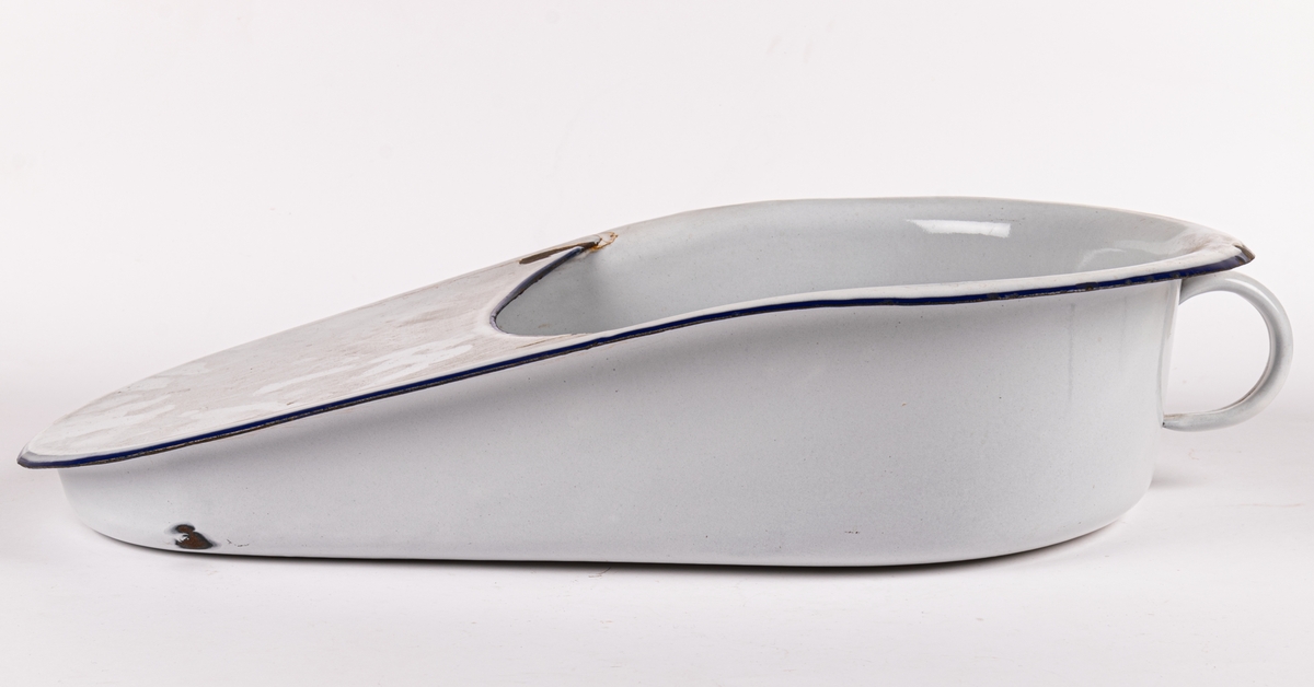 Bäcken i emalj, vit med blå kant. Handtag i ena sidan. Blått märke på undersidan, OLOFSTRÖM SWEDEN 40 cm.
