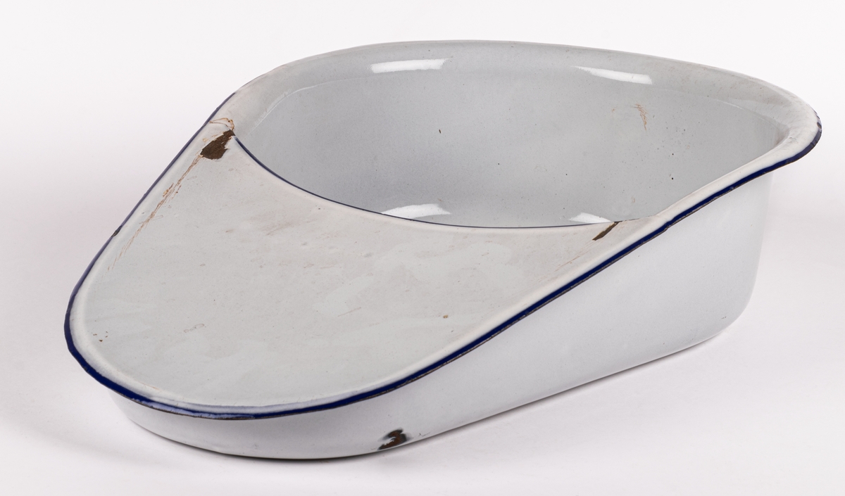 Bäcken i emalj, vit med blå kant. Handtag i ena sidan. Blått märke på undersidan, OLOFSTRÖM SWEDEN 40 cm.